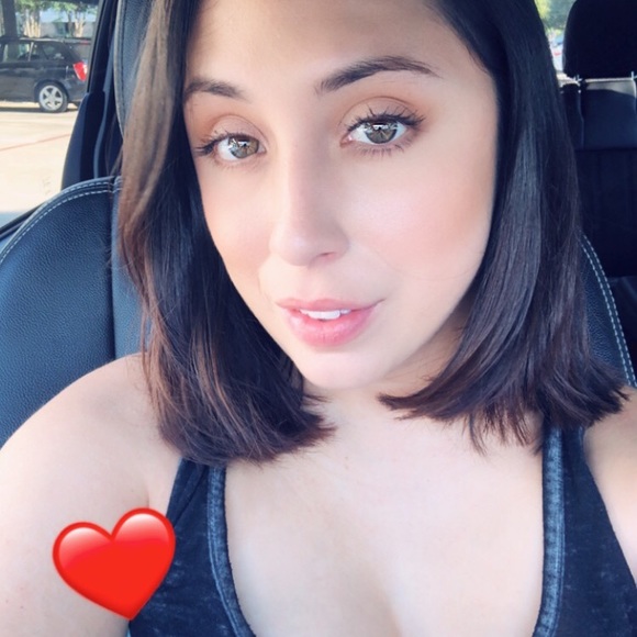Profile Picture of Venus Galleno (@venusgalleno) on Poshmark