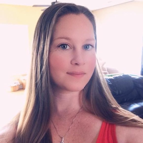 Profile Picture of Erika Hull (@epark0420) on Poshmark