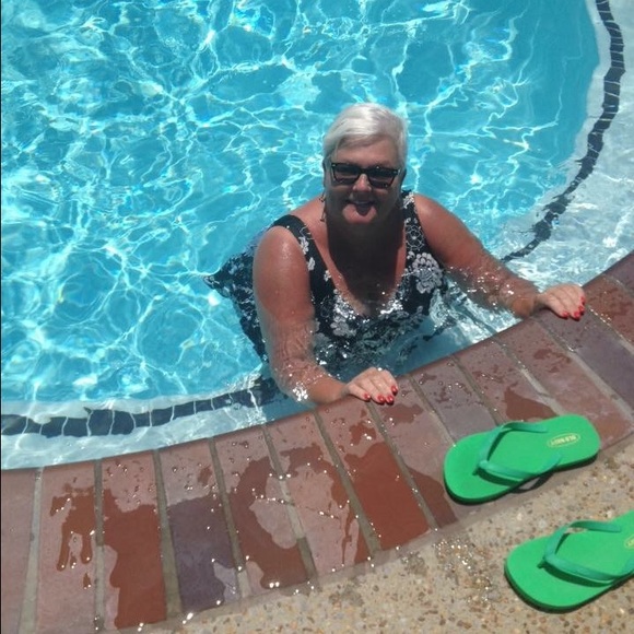 Profile Picture of Lynn Crain (@arebelgirl) on Poshmark