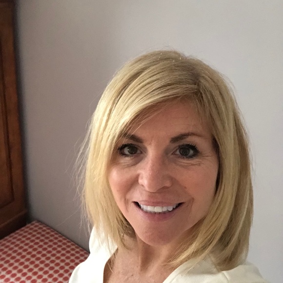 Profile Picture of Danielle Bellerose (@dbellerose) on Poshmark