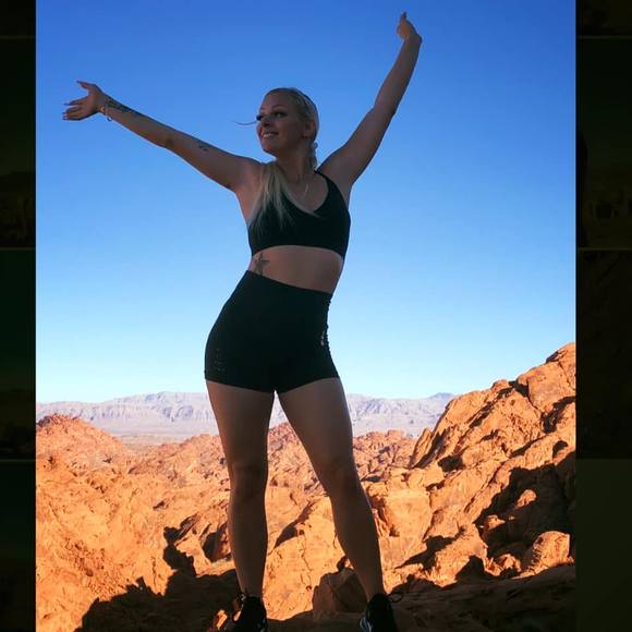 Profile Picture of Danielle Carissa (@danielleb2737) on Poshmark