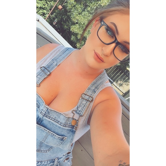 Profile Picture of Alexa Oconnor (@_alexaoconnor) on Poshmark