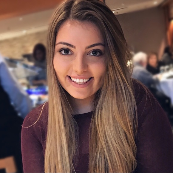 Profile Picture of Rachel Roberts (@rachlr) on Poshmark