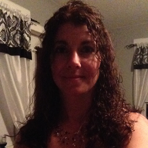 Profile Picture of April Ryan (@shapril001) on Poshmark