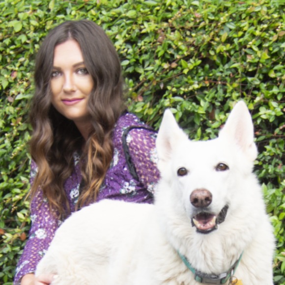 Profile Picture of Caitlin Schaffstall (@likenewdesigner) on Poshmark