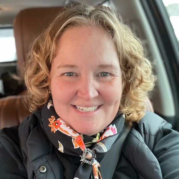 Profile Picture of Glenna Tolrud (@glennatolrud) on Poshmark