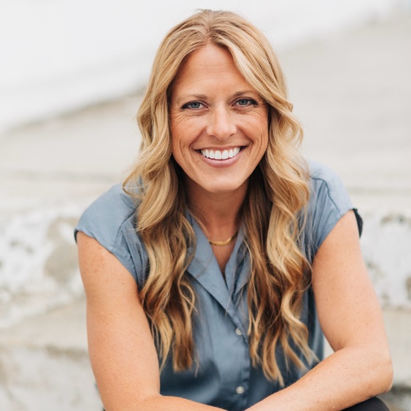 Profile Picture of Allie Thornbrue (@alliethornbrue) on Poshmark