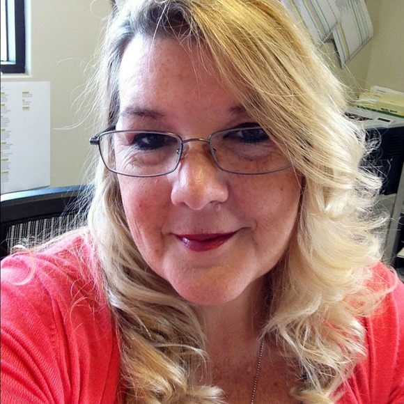 Profile Picture of Julie Smeenge (@jules56932) on Poshmark