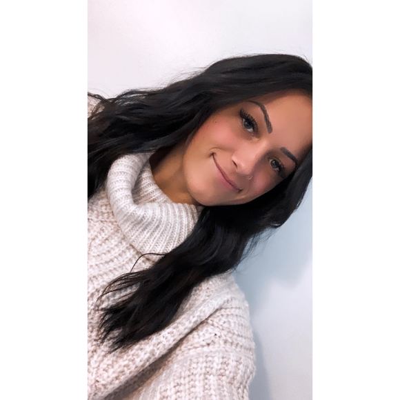 Profile Picture of Courtney Vanriper (@courtneyvanripe) on Poshmark