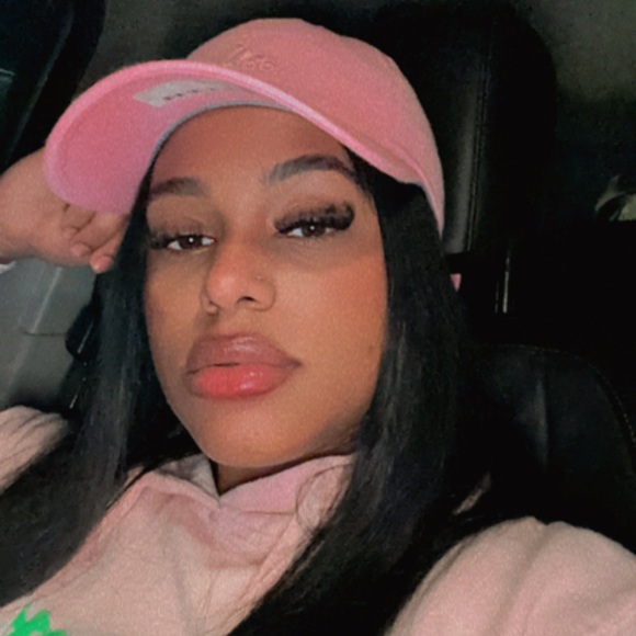 Profile Picture of Lysset Aizpurua (@lyssigarcia1) on Poshmark