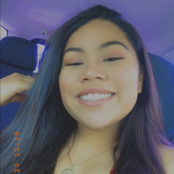 Profile Picture of Julianna Chavez (@julie_e21) on Poshmark