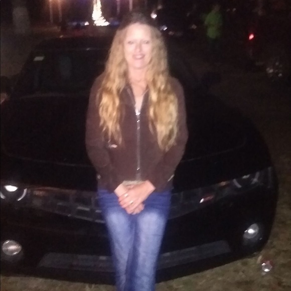 Profile Picture of Karen Parris (@karengwen) on Poshmark