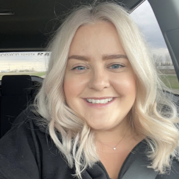 Profile Picture of Niki Blott (@nikiblott) on Poshmark