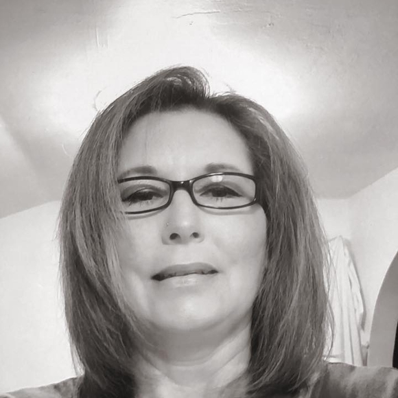 Profile Picture of Amanda Mcerlean (@94peaches) on Poshmark