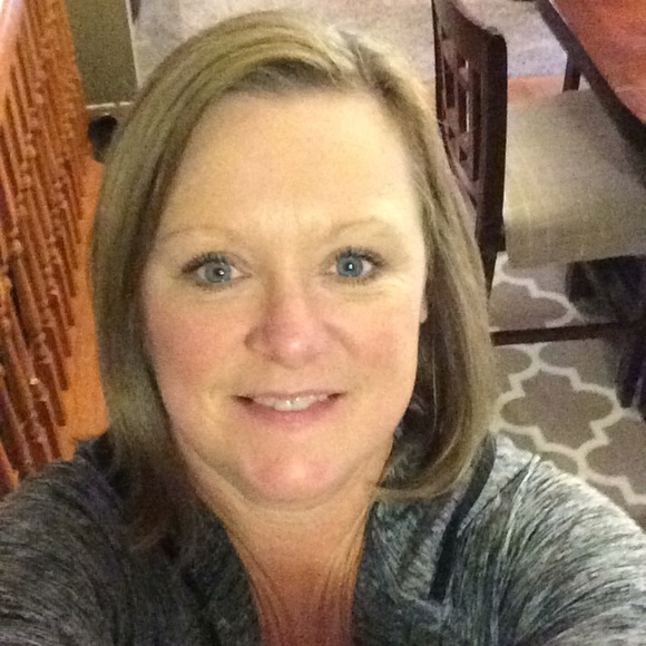 Profile Picture of Cheryl Boyer (@cheryldesigns4u) on Poshmark