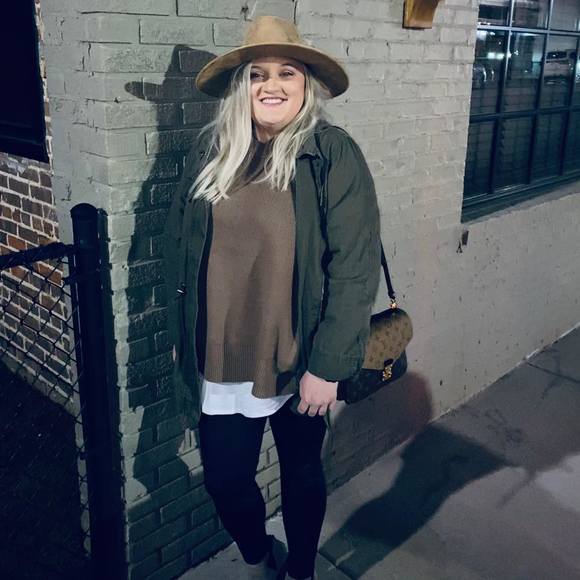 Profile Picture of Kate Davis (@dtkzdavis) on Poshmark