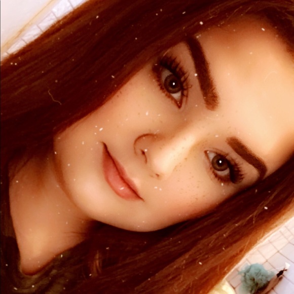 Profile Picture of Shandi Lobie (@shandilynn109) on Poshmark