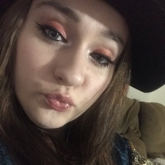 Profile Picture of Robin Stacks (@rollodollo) on Poshmark