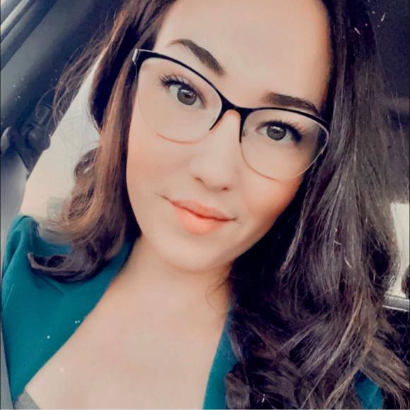 Profile Picture of Olivia Hemsworth (@oliviahemsworth) on Poshmark
