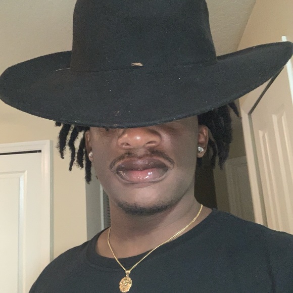 Profile Picture of King Nova (@king_nova) on Poshmark