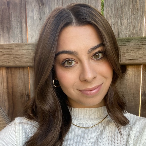Profile Picture of Julia Friesz (@juliafriesz) on Poshmark