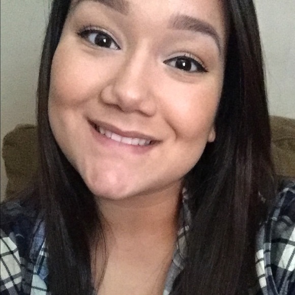 Profile Picture of Leslie Chazari (@lchazari) on Poshmark