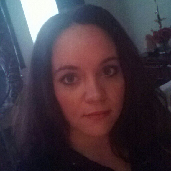 Profile Picture of Christina Morris (@tinamary83) on Poshmark