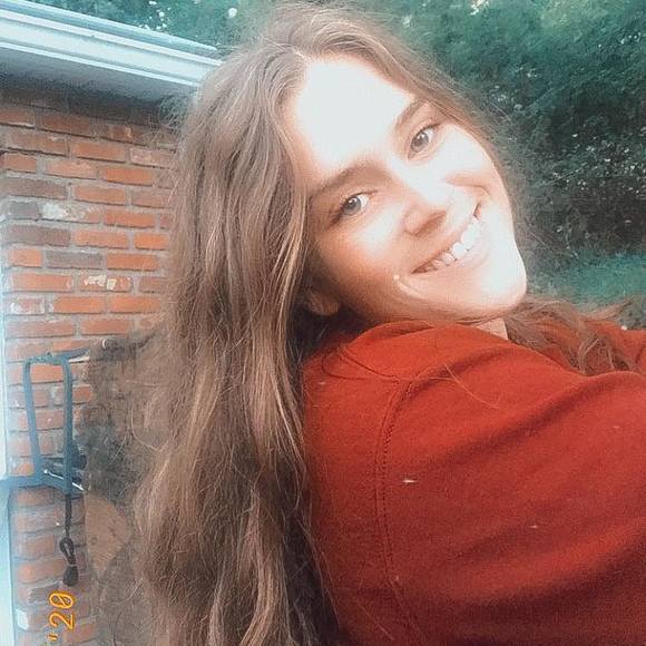 Profile Picture of Chrissy Bischoff (@chrissbisch) on Poshmark