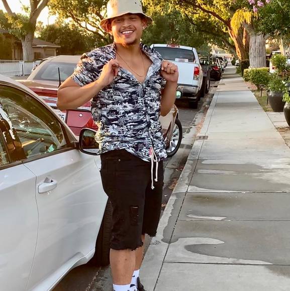 Profile Picture of Tony Glanders (@tgqb4) on Poshmark