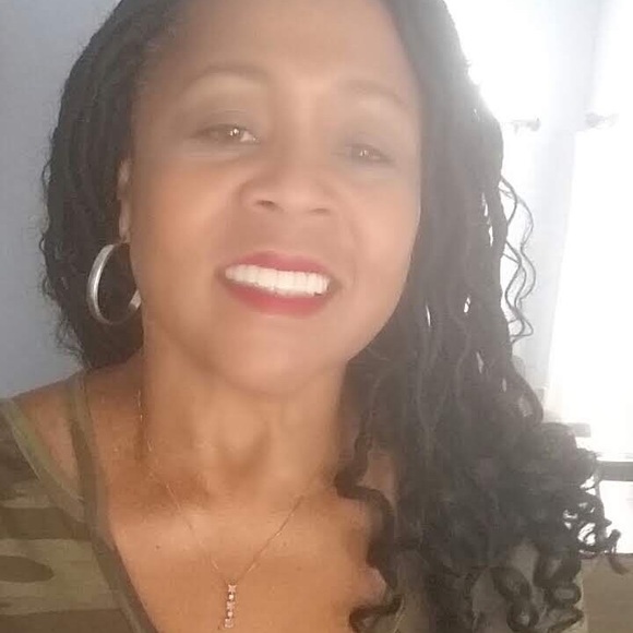 Profile Picture of Karen Swinger (@theperfectchoic) on Poshmark