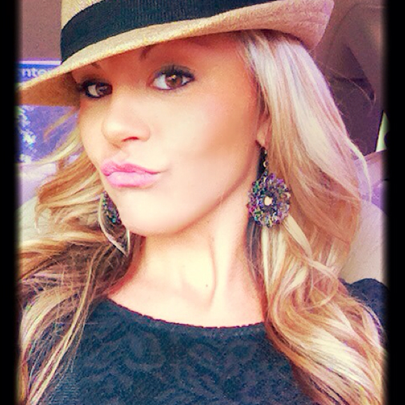 Profile Picture of Shelly Ann (@shellyyyann) on Poshmark