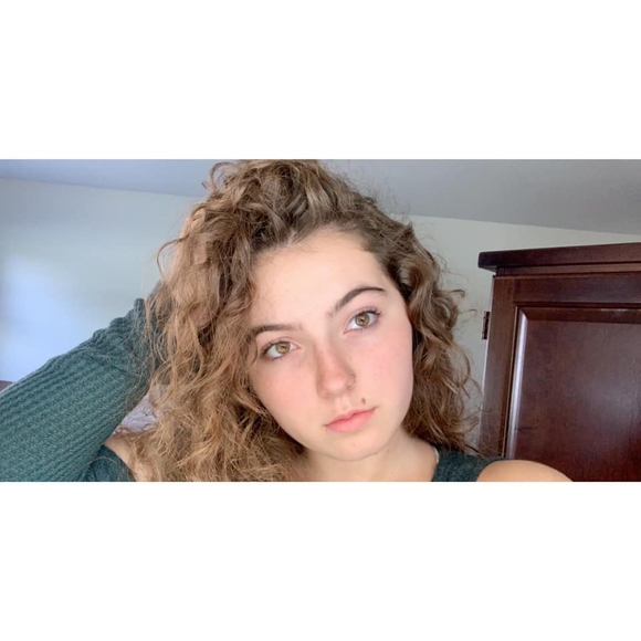 Profile Picture of Haley Ehinger (@haleyehinger) on Poshmark