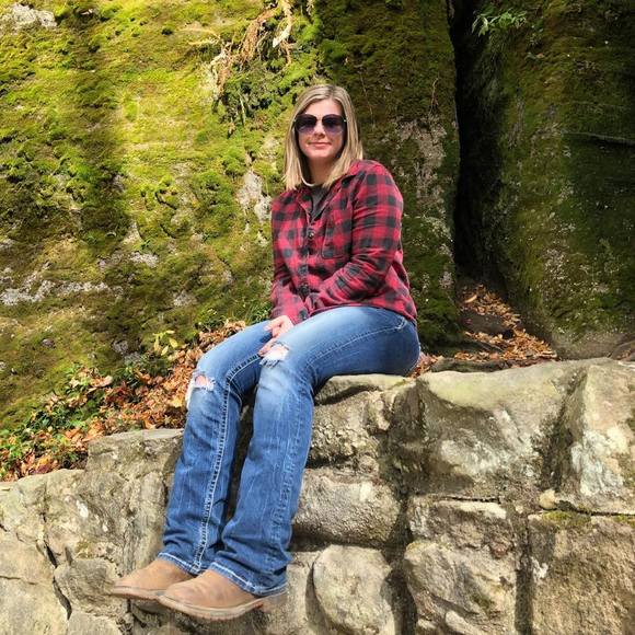 Profile Picture of Kirsten Mowris (@kimowris) on Poshmark