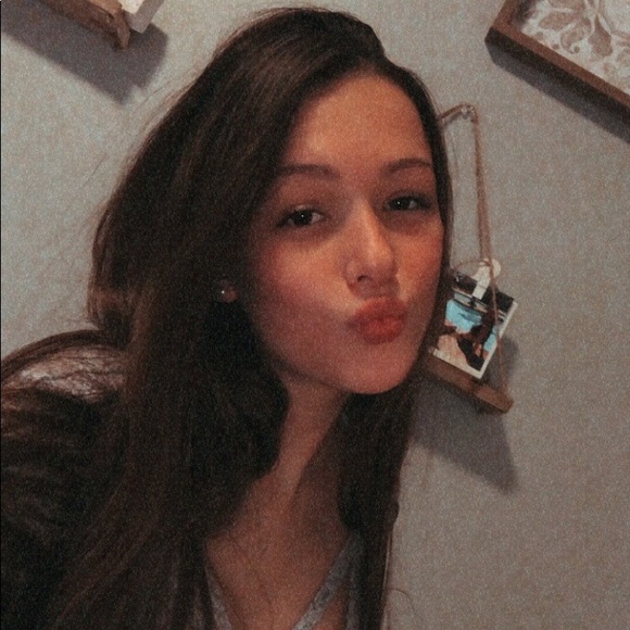 Profile Picture of Julianna Bradshaw (@julianna1500) on Poshmark