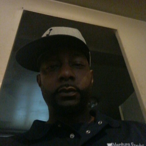 Profile Picture of Kevin Roscoe (@lyfeizmoney) on Poshmark