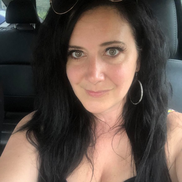 Profile Picture of Amanda Manforte (@mandy719) on Poshmark