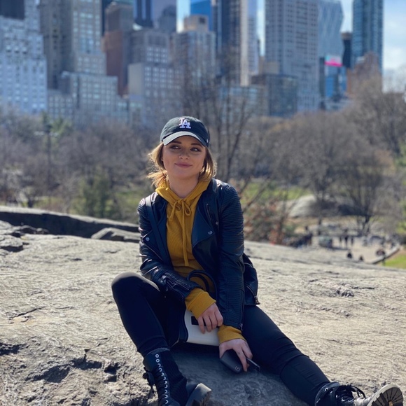 Profile Picture of Ashley Smallman (@ashleybingbong) on Poshmark