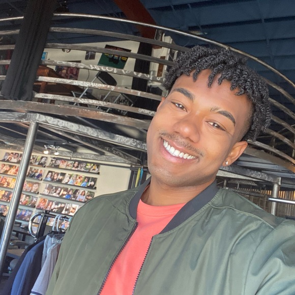 Profile Picture of Avery Siders (@avery_s242) on Poshmark