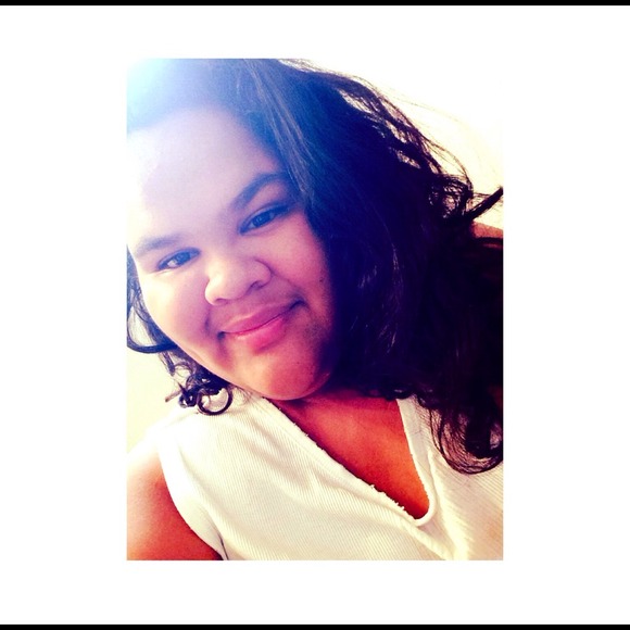 Profile Picture of Tori Bagalayos (@torrayy98) on Poshmark