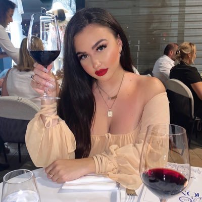 Profile Picture of Lori  💘 (@loriduka) on Twitter