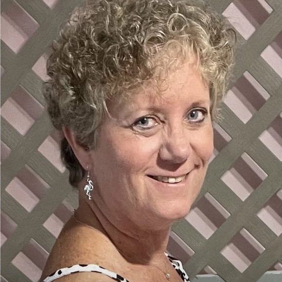 Profile Picture of Kim Dohner (@flamazingstuff) on Poshmark