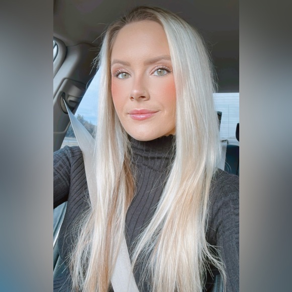Profile Picture of Brittany Barnes (@brittanymbee_) on Poshmark