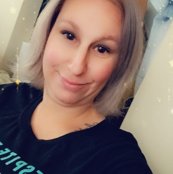 Profile Picture of Chrissy Beahn (@crissybeahn35) on Poshmark