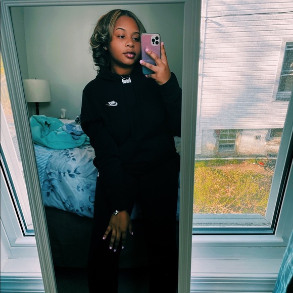 Profile Picture of Maya Wilson (@mayawilson922) on Poshmark