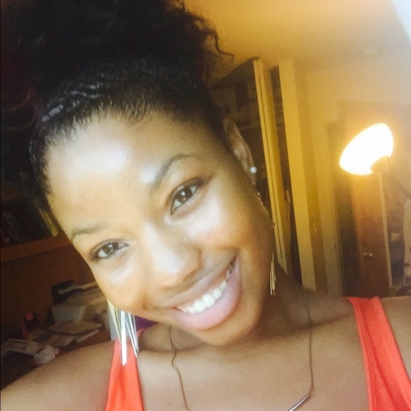 Profile Picture of Michaela Scott (@aela_renee) on Poshmark