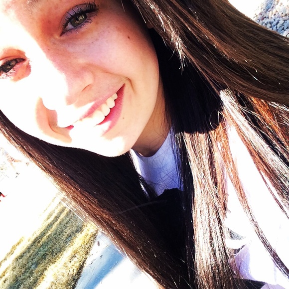 Profile Picture of Olivia Angone (@livimari_27) on Poshmark