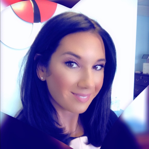 Profile Picture of Alicia Pavoni (@aliciapavoni) on Poshmark