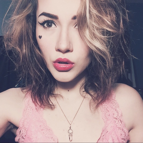 Profile Picture of Savannah Casteel (@seaf0am) on Poshmark