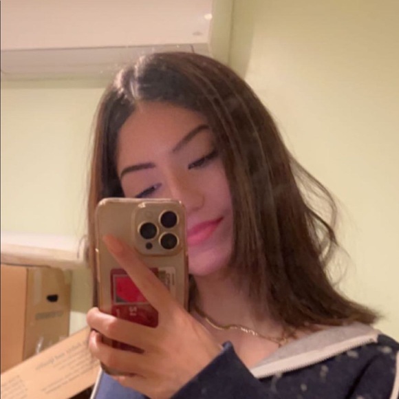 Profile Picture of Charlise Sepulveda j (@charlisesepulv1) on Poshmark