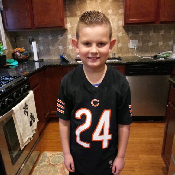 Profile Picture of Andrea Lesner (@andybing79) on Poshmark